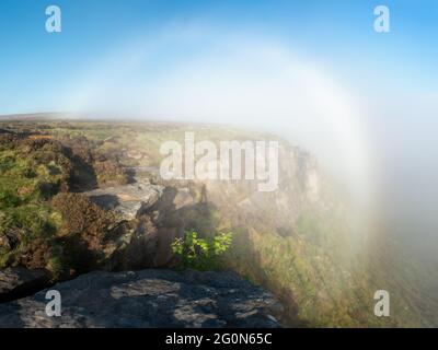 Tempo nel Regno Unito: Superare le nuvole di Wharfedale ha dato questo spettacolare spettacolo meteorologico della luce solare che colpisce la nebbia, creando un fogbow e un vago Foto Stock