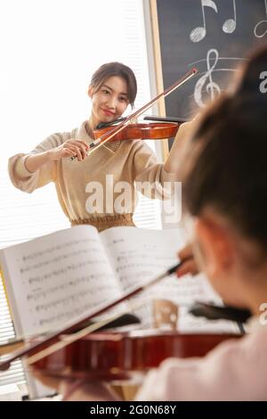 Lezioni di musica per bambini felici Foto Stock