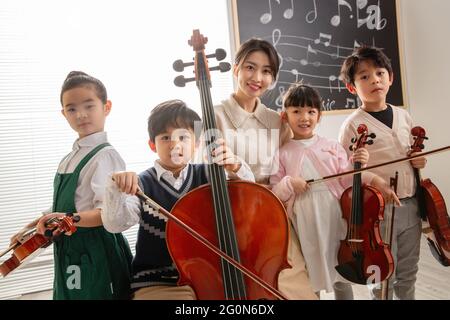 Lezioni di musica per bambini felici Foto Stock