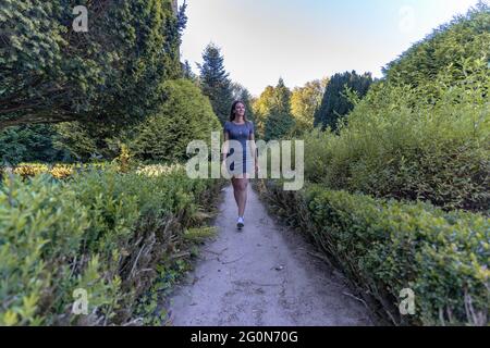 Vista frontale di una giovane donna casual elegante che si avvicina alla fotocamera Foto Stock