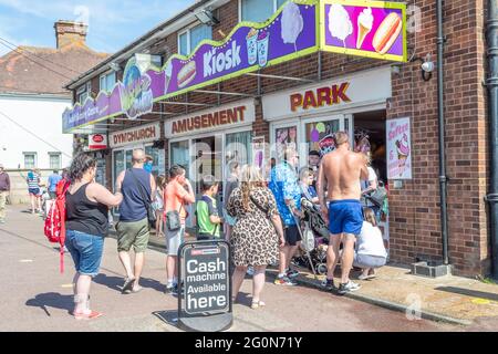 Dymchurch, Kent, Regno Unito. 2 giugno 2021. Le famiglie in vacanza durante la scuola di mezza durata godendo la giornata con il tempo soleggiato al mare. Credit: Keith J Smith./Alamy Live News Foto Stock