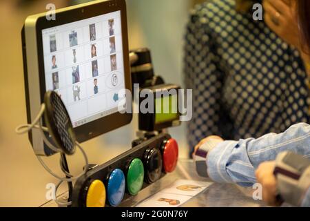 L'immagine mostra un touch screen e l'installazione del computer sulla sedia a rotelle di un giovane residente, durante una visita reale al gruppo di Vivalia h Foto Stock