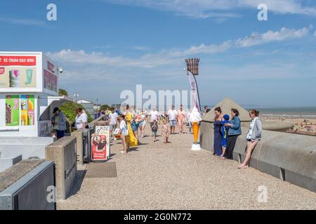 Dymchurch, Kent, Regno Unito. 2 giugno 2021. Le famiglie in vacanza durante la scuola di mezza durata godendo la giornata con il tempo soleggiato al mare. Credit: Keith J Smith./Alamy Live News Foto Stock