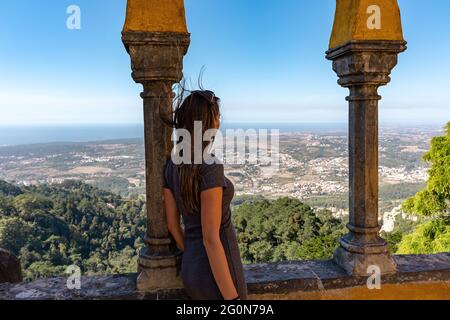 Giovane bella donna che gode di vista aerea del paesaggio rurale portoghese a Sintra Foto Stock