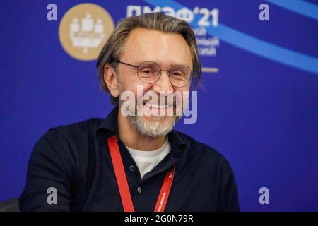 San Pietroburgo, Russia. 02 giugno 2021. Sergey Shnurov, General Producer, RTVI, musicista, poeta, ha visto al St. Petersburg International Economic Forum (SPIEF) su "che cosa verrà la Russia con il prossimo?". Credit: SOPA Images Limited/Alamy Live News Foto Stock