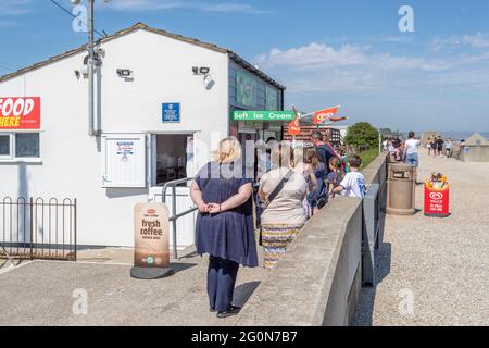 Dymchurch, Kent, Regno Unito. 2 giugno 2021. Le famiglie in vacanza durante la scuola di mezza durata godendo la giornata con il tempo soleggiato al mare. Credit: Keith J Smith./Alamy Live News Foto Stock