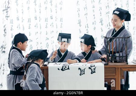 L'insegnante insegnò agli allievi ad imparare la calligrafia Foto Stock