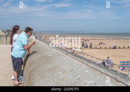 Dymchurch, Kent, Regno Unito. 2 giugno 2021. Le famiglie in vacanza durante la scuola di mezza durata godendo la giornata con il tempo soleggiato al mare. Credit: Keith J Smith./Alamy Live News Foto Stock