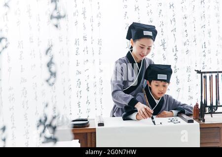 L'insegnante insegnò agli allievi ad imparare la calligrafia Foto Stock