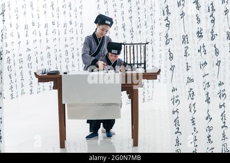 L'insegnante insegnò agli allievi ad imparare la calligrafia Foto Stock