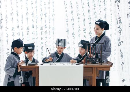 L'insegnante insegnò agli allievi ad imparare la calligrafia Foto Stock