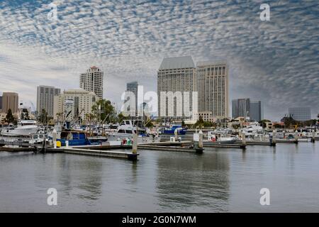 Piccole imbarcazioni ancorate nell'area portuale di Bravo lungo Harbour Drive a San Diego, CA Foto Stock