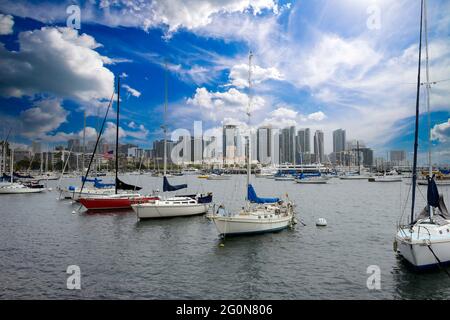 Piccole imbarcazioni ancorate nell'area portuale di Bravo lungo Harbour Drive a San Diego, CA Foto Stock