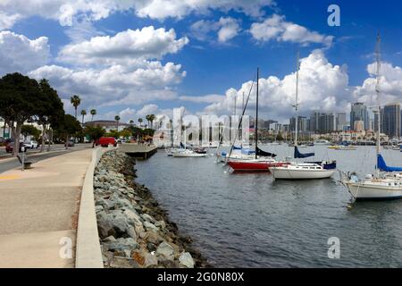 Piccole imbarcazioni ancorate nell'area portuale di Bravo lungo Harbour Drive a San Diego, CA Foto Stock