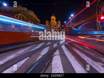 Chiesa di San Marco di notte e sentieri leggeri dal passaggio di tram e autobus Foto Stock