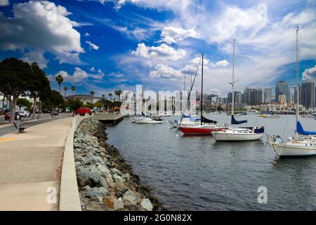 Piccole imbarcazioni ancorate nell'area portuale di Bravo lungo Harbour Drive a San Diego, CA Foto Stock