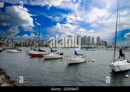 Piccole imbarcazioni ancorate nell'area portuale di Bravo lungo Harbour Drive a San Diego, CA Foto Stock