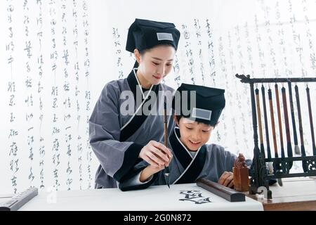 L'insegnante insegnò agli allievi ad imparare la calligrafia Foto Stock