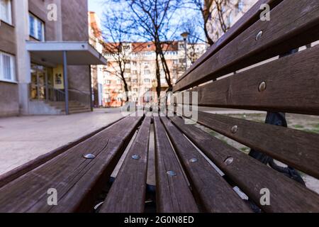 Primo piano di una panchina di legno in una zona residenziale a Dorcol, Beograd Foto Stock