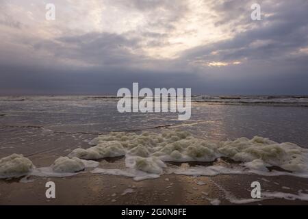 Spiaggia nei Paesi Bassi con bolle d'aria Foto Stock