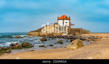 Cappella Senhor da Pedra sulla spiaggia di Miramar, Vila Nova de Gaia, Portogallo Foto Stock