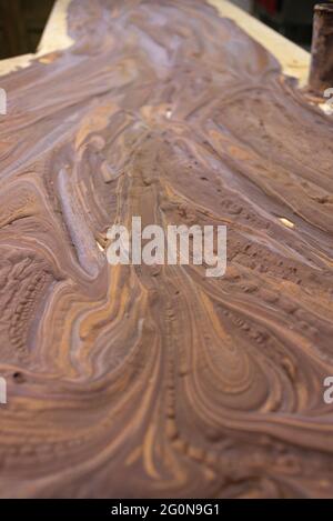 pasta di cioccolato che si raffredda su un tavolo, a forma di pietra cioccolato artigianale messicano, prodotto in messico Foto Stock