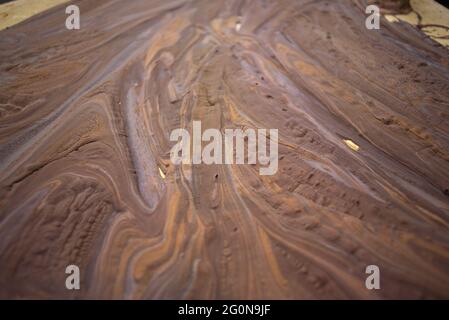 pasta di cioccolato che si raffredda su un tavolo, a forma di pietra cioccolato artigianale messicano, prodotto in messico Foto Stock