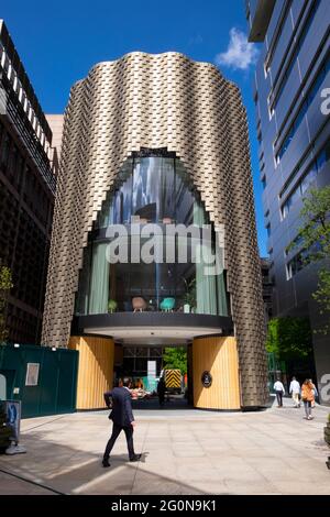 Lavoratori di ufficio fuori 3 Broadgate edificio esterno che collega Broadgate Circle e Finsbury Avenue Square nella città di Londra UK KATHY DEWITT Foto Stock