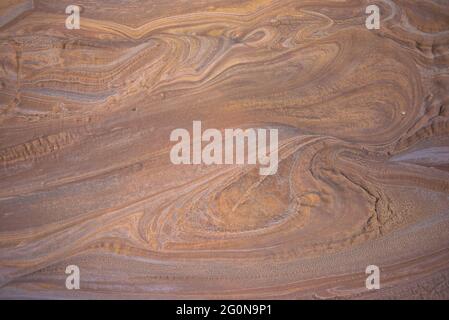 pasta di cioccolato che si raffredda su un tavolo, a forma di pietra cioccolato artigianale messicano, prodotto in messico Foto Stock