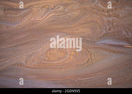 pasta di cioccolato che si raffredda su un tavolo, a forma di pietra cioccolato artigianale messicano, prodotto in messico Foto Stock