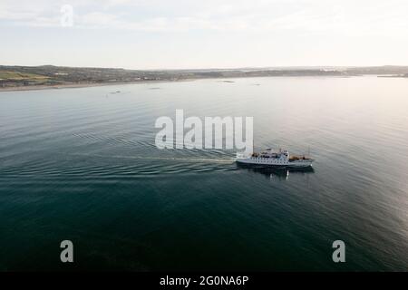 Il traghetto Scilloniano parte da Penzance per le isole di Scilly al mattino presto Foto Stock