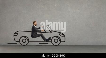 Vista laterale di un uomo d'affari felice che guida un'immaginaria macchina disegnata a mano del suo sogno Foto Stock