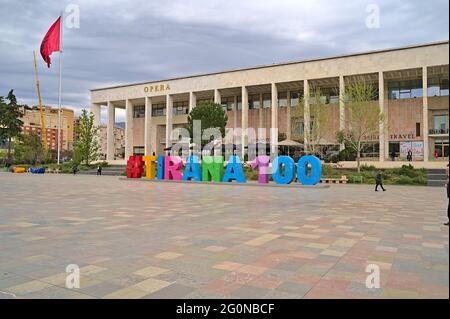 Il Palazzo Culturale di Tirana con il nome della città in lettere grandi Foto Stock