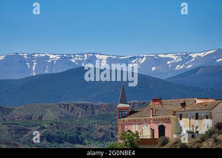 Vista del Palazzo del Gallardo a Marchal (Granada - Spagna) con Sierra Nevada sullo sfondo. Si tratta di una casa signorile rosa conosciuta come "Big House" Foto Stock