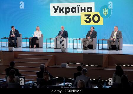 KIEV, UCRAINA - 2 GIUGNO 2021 - i partecipanti partecipano all'Ucraina 30. Forum dell'istruzione e della scienza a Kiev, capitale dell'Ucraina. Foto Stock