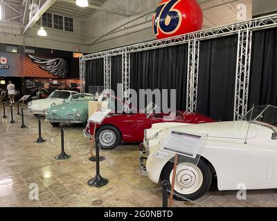 Mostra di veicoli britannici e tedeschi all'interno del San Diego Automotive Museum, Balboa Park, California Foto Stock