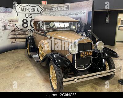 Ford Model A convertibile di fronte alla mostra US80 all'interno del San Diego Automotive Museum, Balboa Park, CA Foto Stock