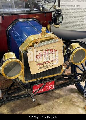 Borsa d'acqua del deserto appesa al radiatore di una mostra Ford modello T all'interno del San Diego Automotive Museum, Balboa Park, CA Foto Stock
