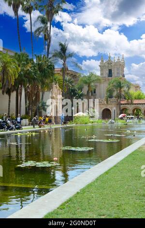 Persone alla Laguna e la passerella coperta su El Prado nel Balboa Park, San Diego, CA Foto Stock