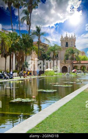 Persone alla Laguna e la passerella coperta su El Prado nel Balboa Park, San Diego, CA Foto Stock