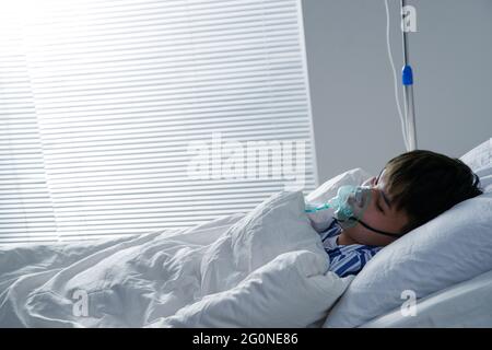 Indossare una maschera dei pazienti Foto Stock