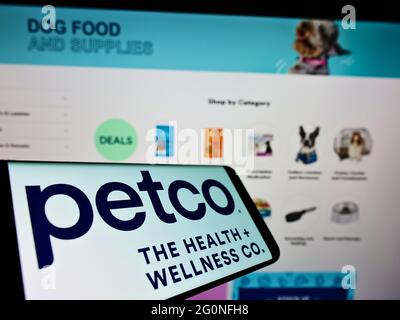 Cellulare con logo del rivenditore americano Petco Health and Wellness Company sullo schermo davanti al sito web. Mettere a fuoco il centro-destra del display del telefono. Foto Stock