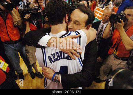 Greensboro, Stati Uniti. 12 marzo 2006. Duke Head Coach Mike Krzyzewski hugs giocatore J.J. Redick dopo che Duke ha sconfitto il Boston College 78-76 per vincere il campionato ACC domenica 12 marzo 2006, al Greensboro Coliseum, a Greensboro, North Carolina. (Foto di Patrick Schneider/Charlotte Observer) Credit: Sipa USA/Alamy Live News Foto Stock