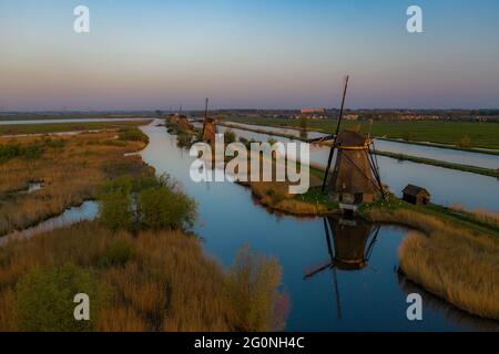 Vista aerea di mulini a vento nella zona Kinderdijk durante il tramonto. La molla in Olanda Foto Stock