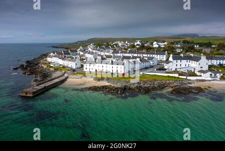 Veduta aerea del villaggio di Port Charlotte sulla costa dell'Isola di Islay, Argyll & Bute, Inner Hebrides, Scozia, Regno Unito Foto Stock