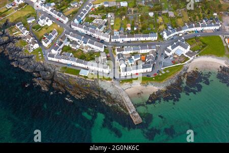 Veduta aerea del villaggio di Port Charlotte sulla costa dell'Isola di Islay, Argyll & Bute, Inner Hebrides, Scozia, Regno Unito Foto Stock