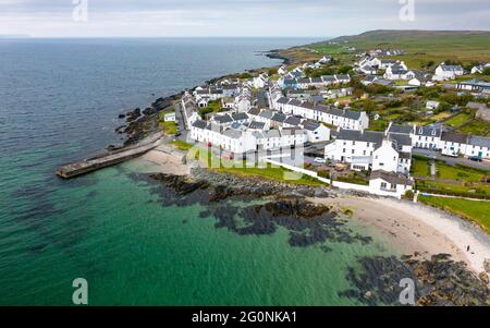 Veduta aerea del villaggio di Port Charlotte sulla costa dell'Isola di Islay, Argyll & Bute, Inner Hebrides, Scozia, Regno Unito Foto Stock