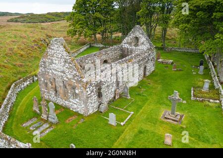 Veduta aerea della vecchia chiesa parrocchiale di Kildalton e del cortile che contiene Kildalton High Cross su Islay, Inner Hebrides, Scozia Regno Unito Foto Stock