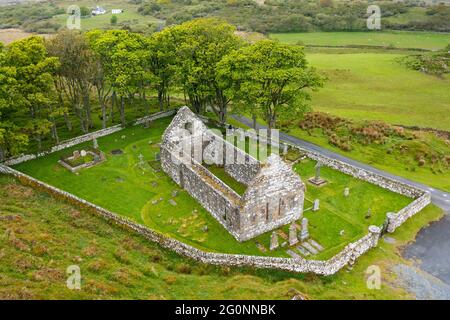 Veduta aerea della vecchia chiesa parrocchiale di Kildalton e del cortile che contiene Kildalton High Cross su Islay, Inner Hebrides, Scozia Regno Unito Foto Stock