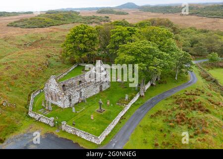 Veduta aerea della vecchia chiesa parrocchiale di Kildalton e del cortile che contiene Kildalton High Cross su Islay, Inner Hebrides, Scozia Regno Unito Foto Stock